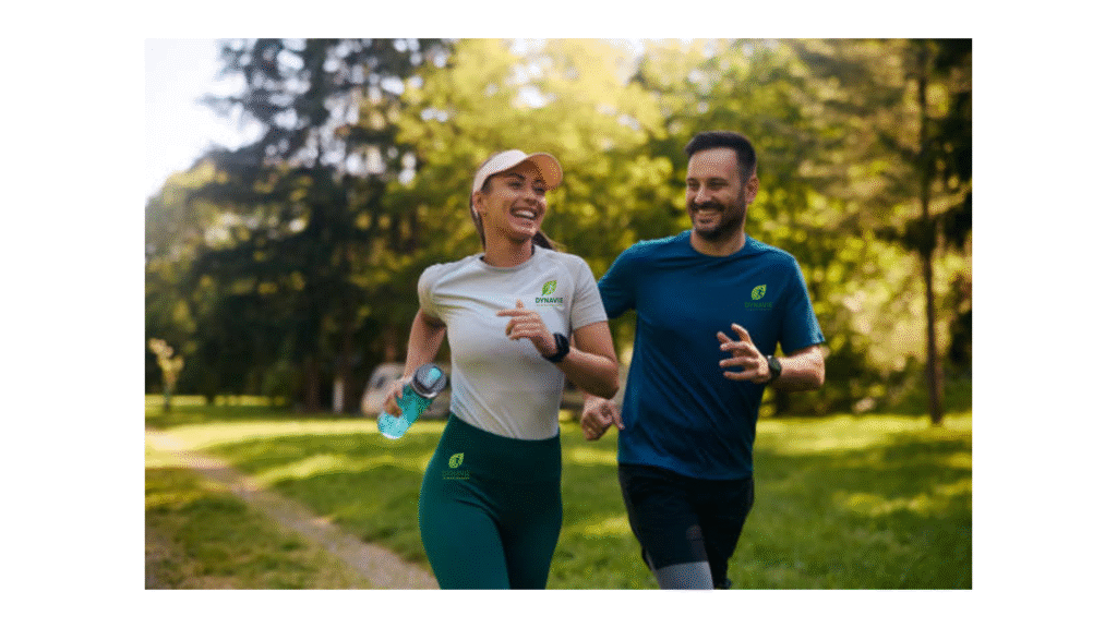 Un couple de coureurs qui portent nos vêtements de sport